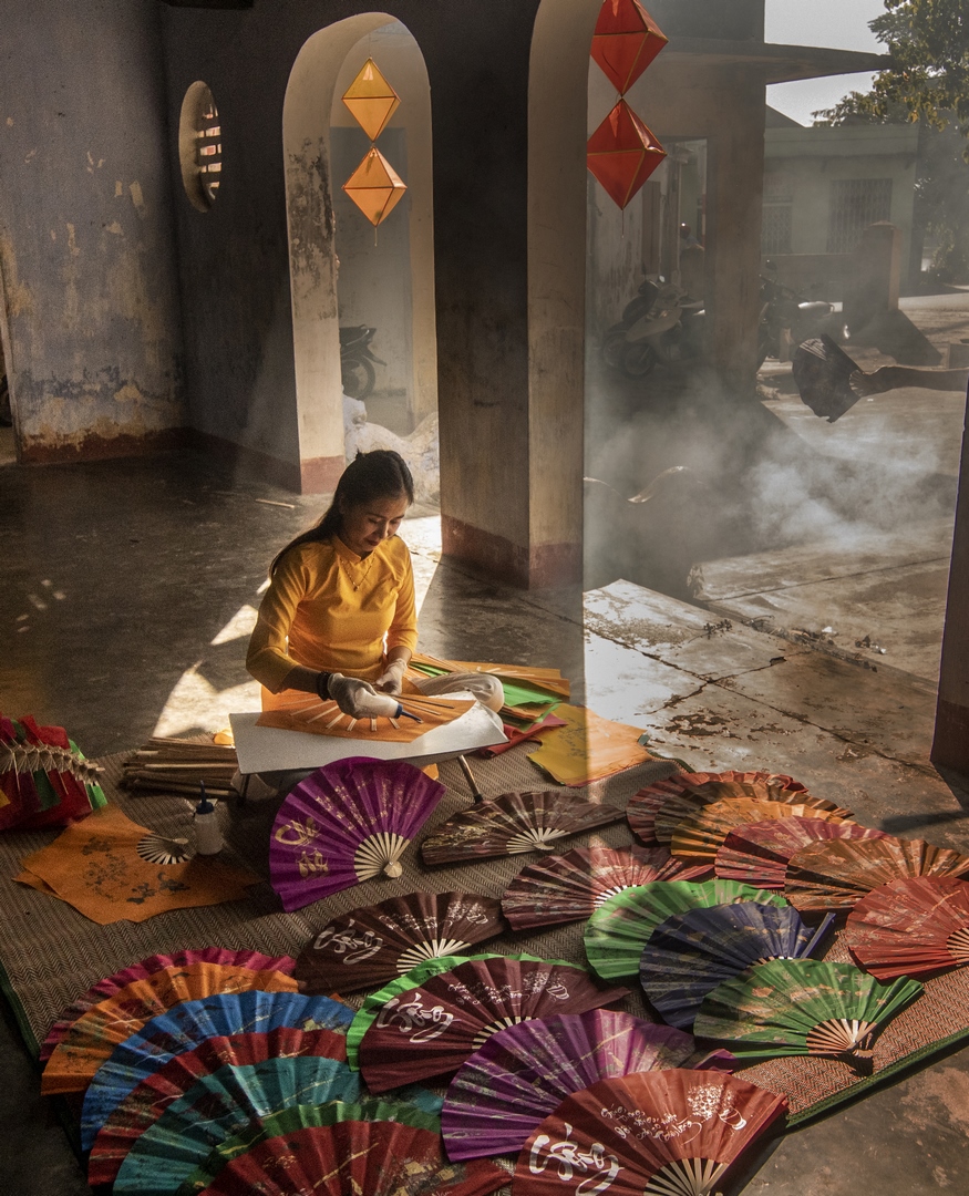 Nghề làm quạt giấy Huế, nghề truyền thống Huế, phố cổ Bao Vinh, nghề làm quạt giấy Bao Vinh, thi ảnh làng nghề Huế, Mắt Biếc Cafe, Mạ House Cafe, Bao Vinh phố cổ Nghề làm quạt giấy Huế, nghề truyền thống Huế, phố cổ Bao Vinh, nghề làm quạt giấy Bao Vinh, thi ảnh làng nghề Huế, Mắt Biếc Cafe, Mạ House Cafe, Bao Vinh phố cổ